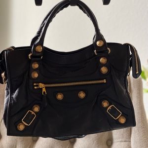 Pre-loved authentic Balenciaga Agneau City Bag